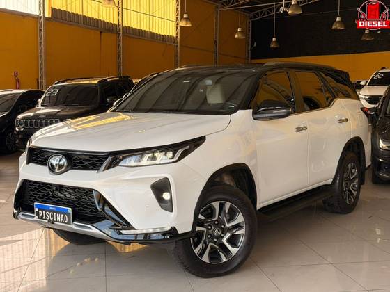 TOYOTA HILUX SW4 2.8 D-4D TURBO DIESEL DIAMOND 7L 4X4 AUTOMÁTICO